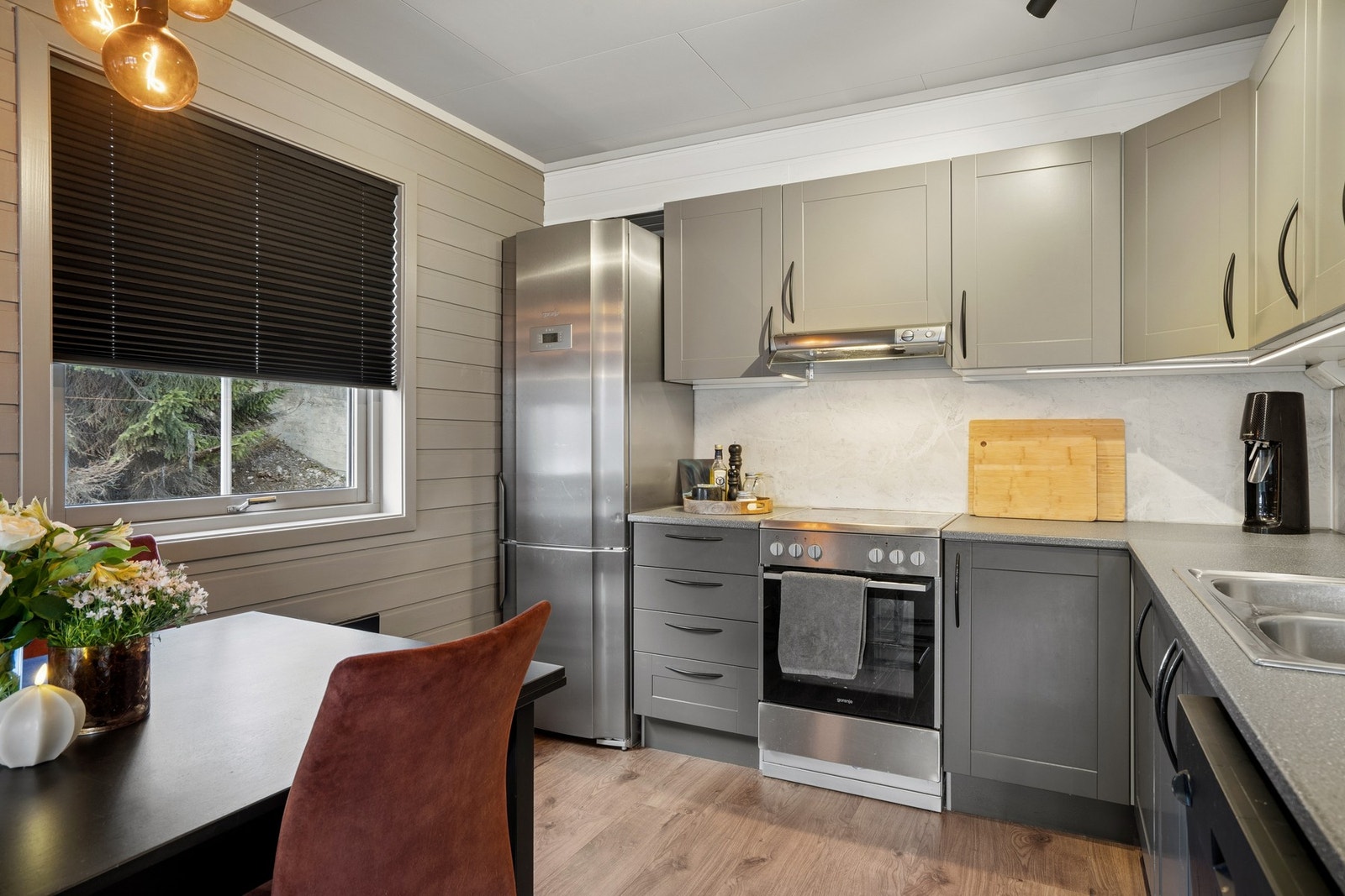 Kjøkkenet er utstyrt med ventilator med avtrekk og har kitchenboard på veggen over benken. Galleribilde