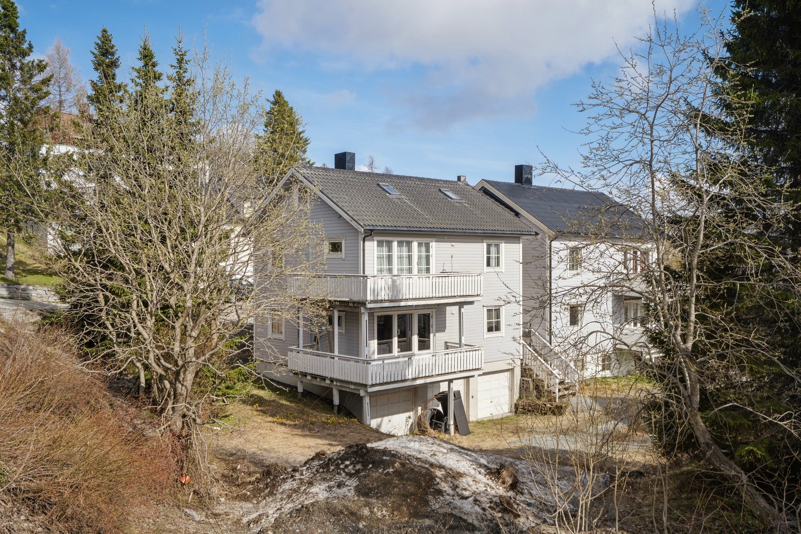 Eiendommen har en sørvendt balkong på ca. 14 m² og integrert garasje i kjelleretasjen. Galleribilde