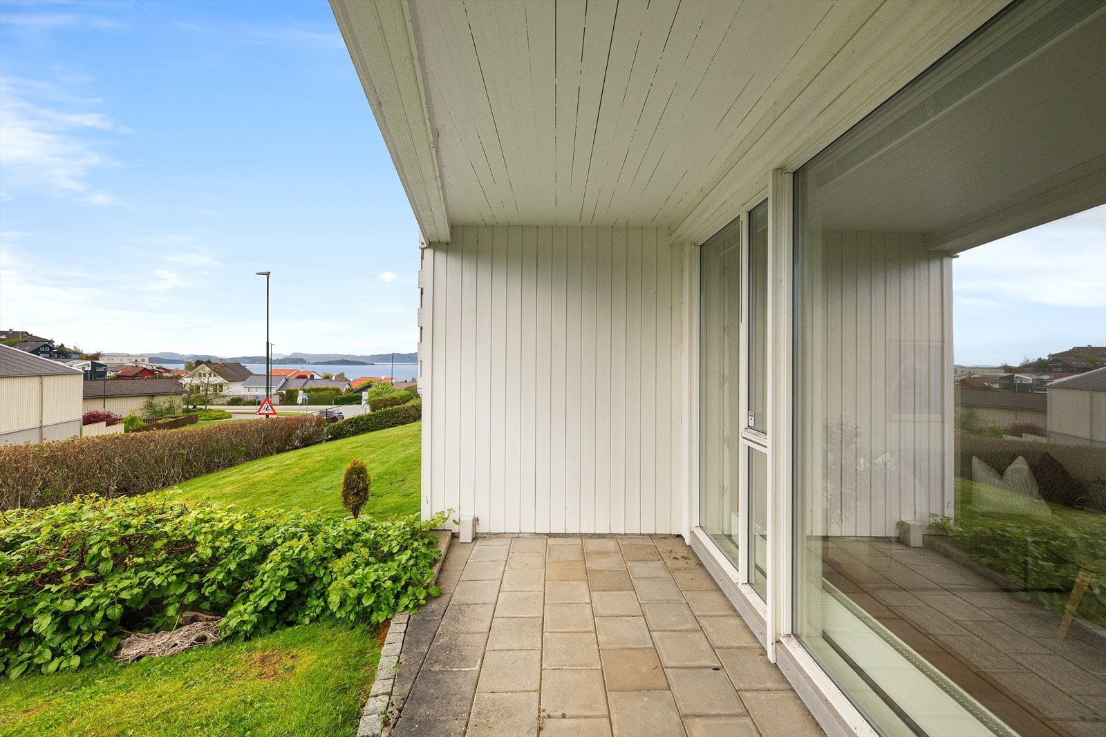 Leiligheten disponerer området utenfor terrassedøren (tilleggsareal i grunn) Galleribilde