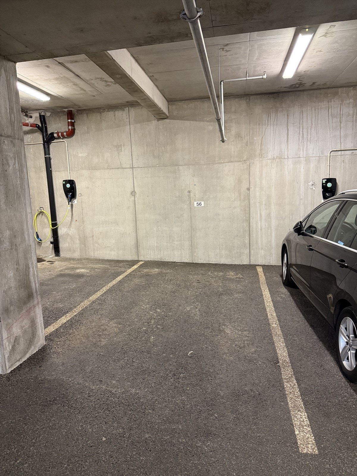 Egen fast biloppstillingsplass. Mulighet for elbil-lader. Det er også egen bod i denne etasjen. Galleribilde