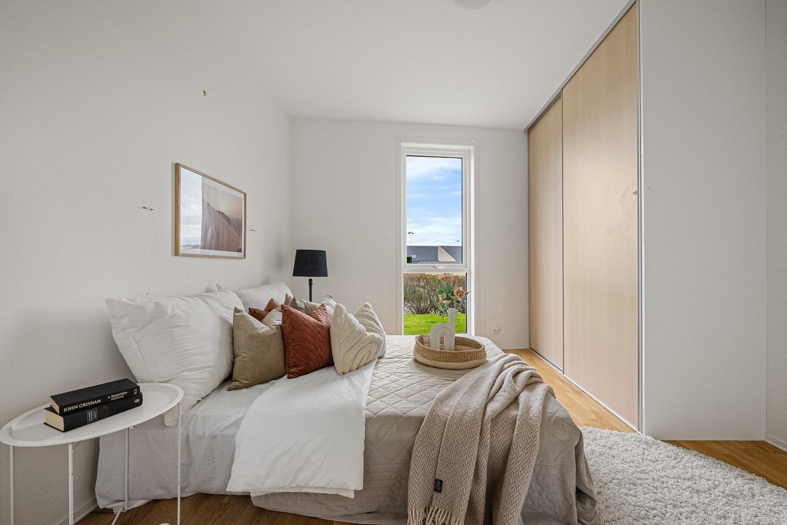 Hovedsoverommet har en stor skyvedørsgarderobe Galleribilde