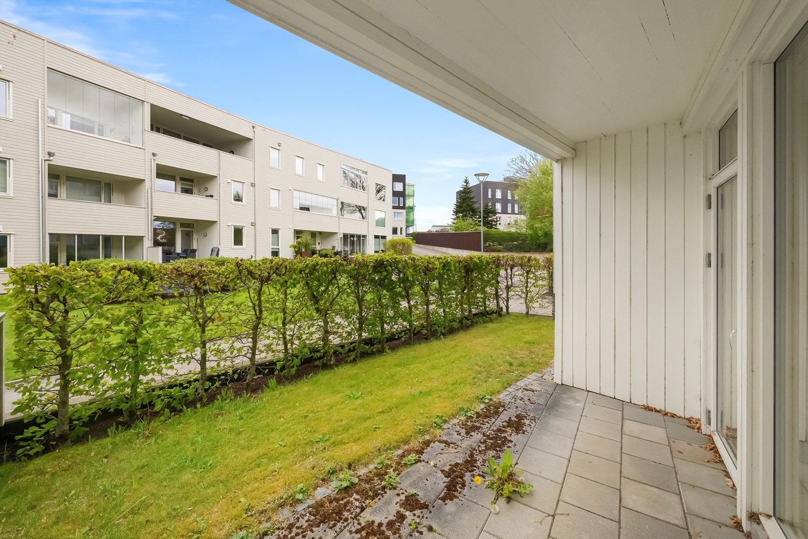 Uteplassene er anlagt med betongblokker og er skjermet av hekk. Galleribilde