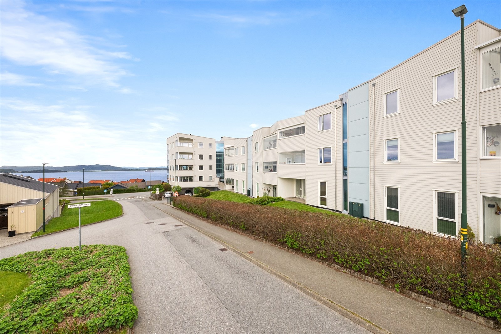 Beliggenheten på Tasta gir kort vei til både dagligvarehandel og bussforbindelse. Galleribilde