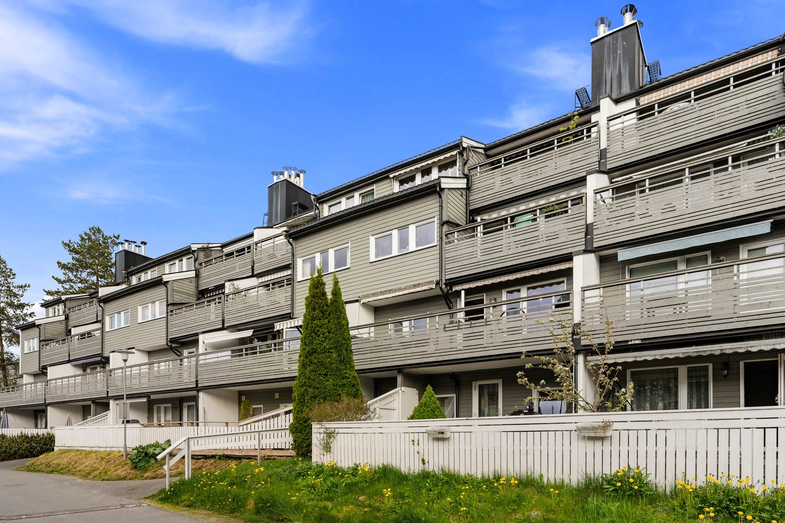 Lyngåsen borettslag består av både leiligheter og rekkehus, og har pene hyggelige fellesarealer. Galleribilde