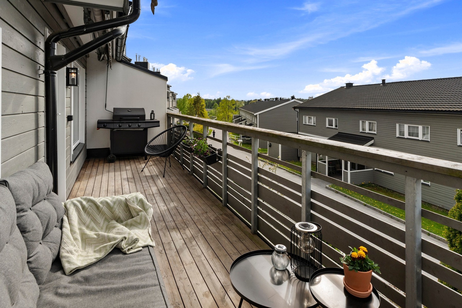 Balkong med plass til utemøbler og grill, med utsikt over nabolaget og grønne omgivelser. Galleribilde