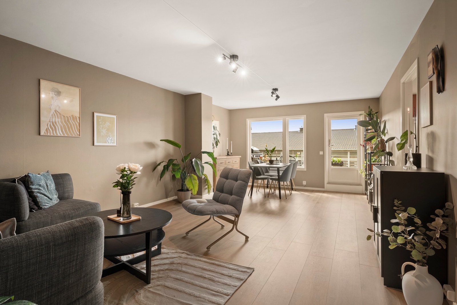 Stuen har nyere gulv og vegger malt i en lun beige farge som står til de fleste møbler. Galleribilde