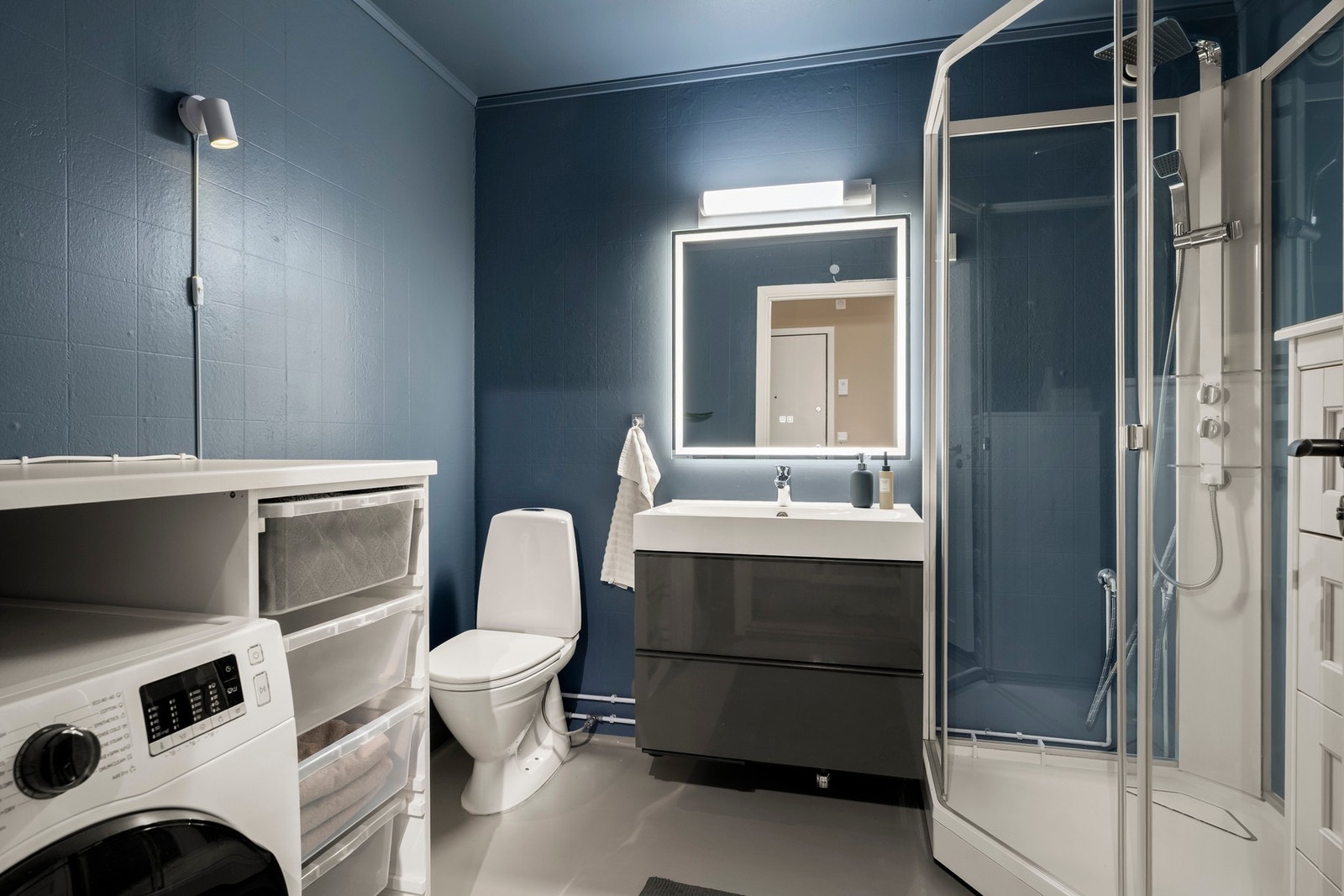 Badet har nytt dusjkabinett, toalett, vask med underskap og speil med integrert lys. Galleribilde