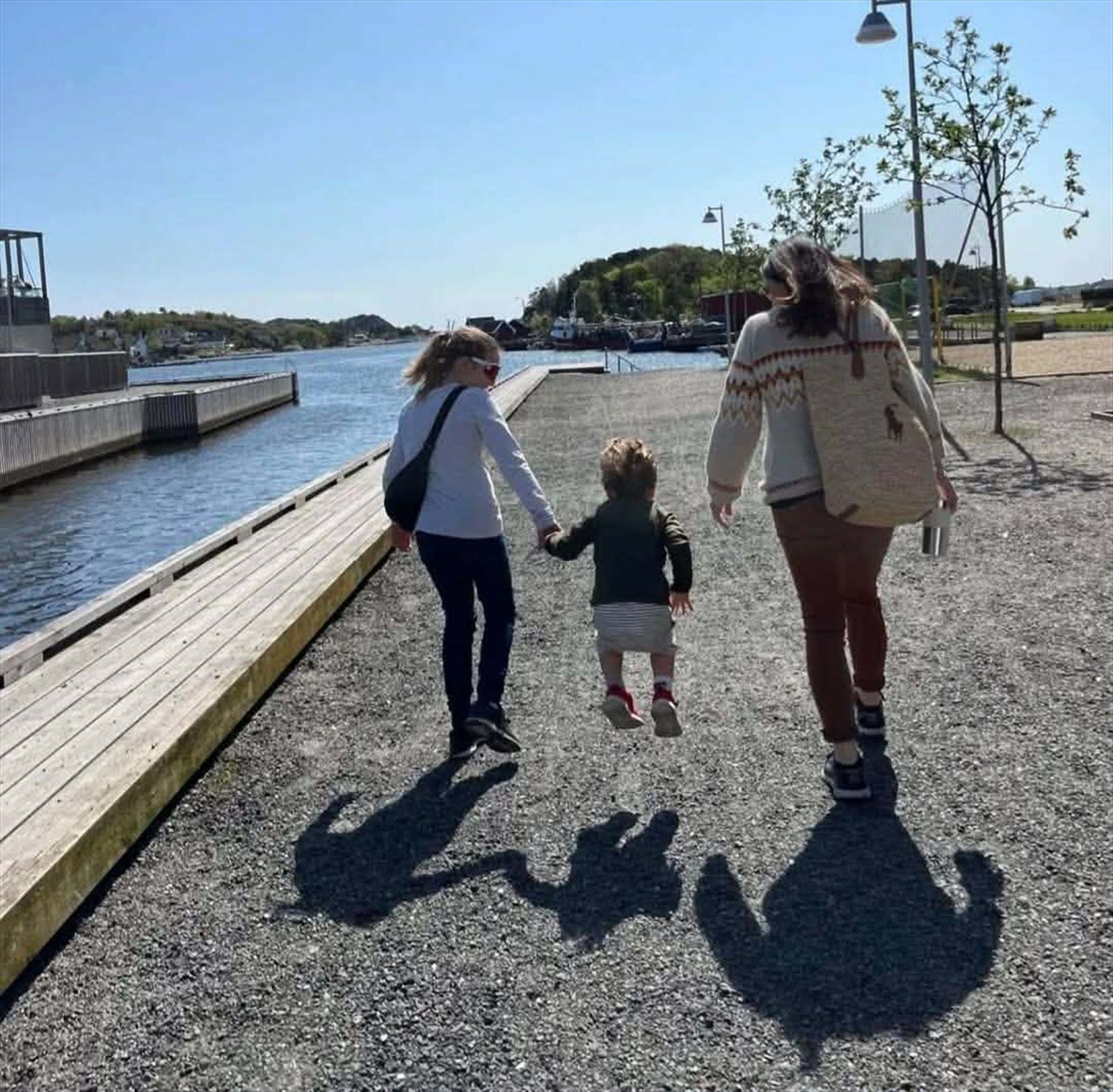 Her er det bare å ta håndkle under armen og spasere ned og ta et bad - Nærmeste badeplass ligger under 1 minutt unna utgangsdøren Galleribilde