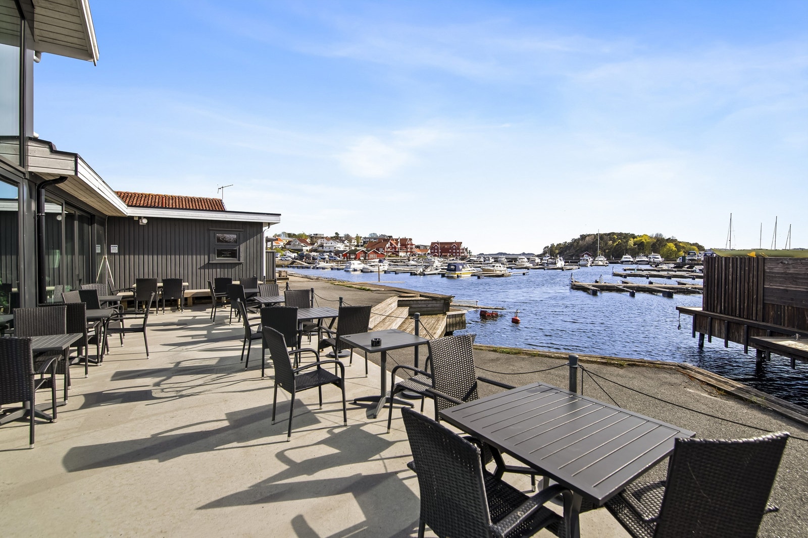 Her kan du fint ta en matbit med noe godt i glasset Galleribilde