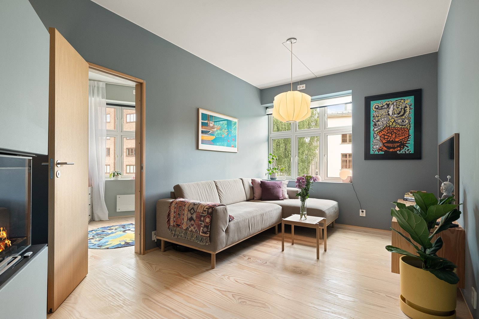 Eksklusive gulvdetaljer med flush gulvlister integrert mot gipsvegger for et minimalistisk uttrykk. Galleribilde