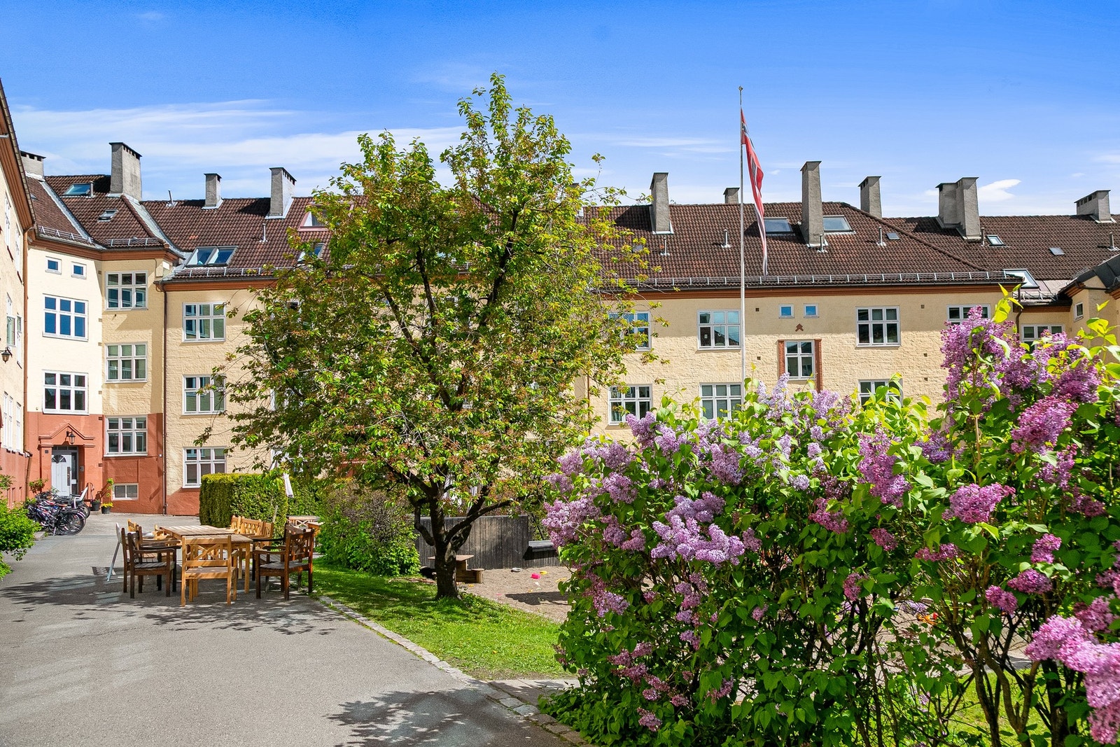 Stor, felles bakgård. Galleribilde