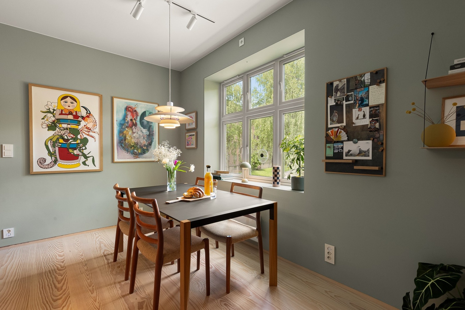 God plass til stort spisebord, samt fleksibel belysning med lysskinner i taket som gir gode muligheter for individuell tilpasning og plassering. Galleribilde