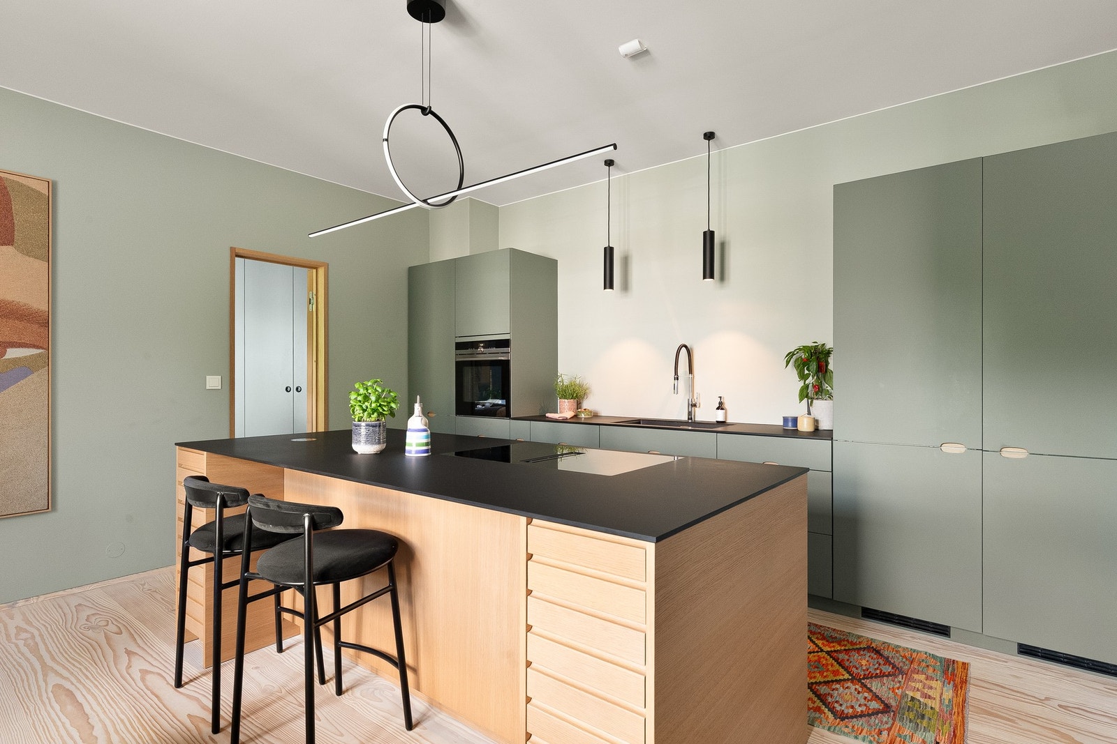 Stilrent Kvik-kjøkken fra 2020 med fronter i Cima Oak og Ombra Green. Galleribilde