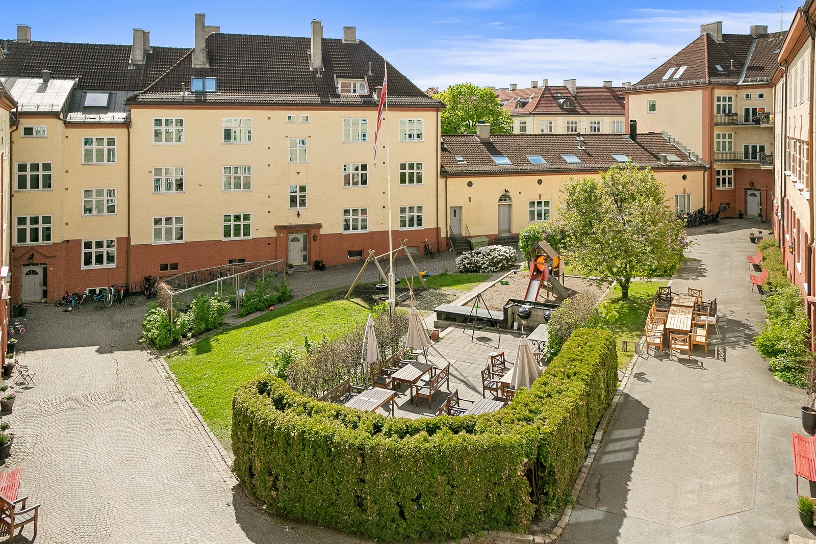 "Strykejernet" er en klassisk og vakker Torshovgård med et flott og barnevennlig gårdsrom som ligger mellom Torshovdalen og Torshovparken. Galleribilde