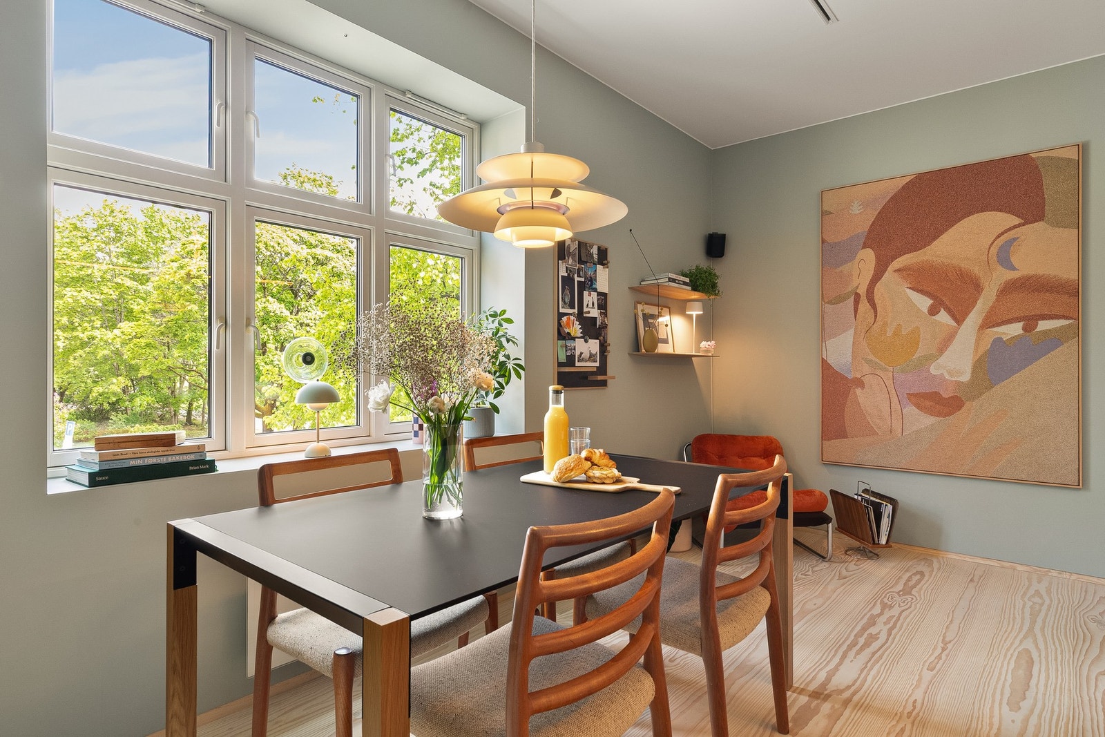 Leiligheten ble omfattende renovert i 2020 med fokus på kvalitet, materialvalg og moderne komfort. Galleribilde