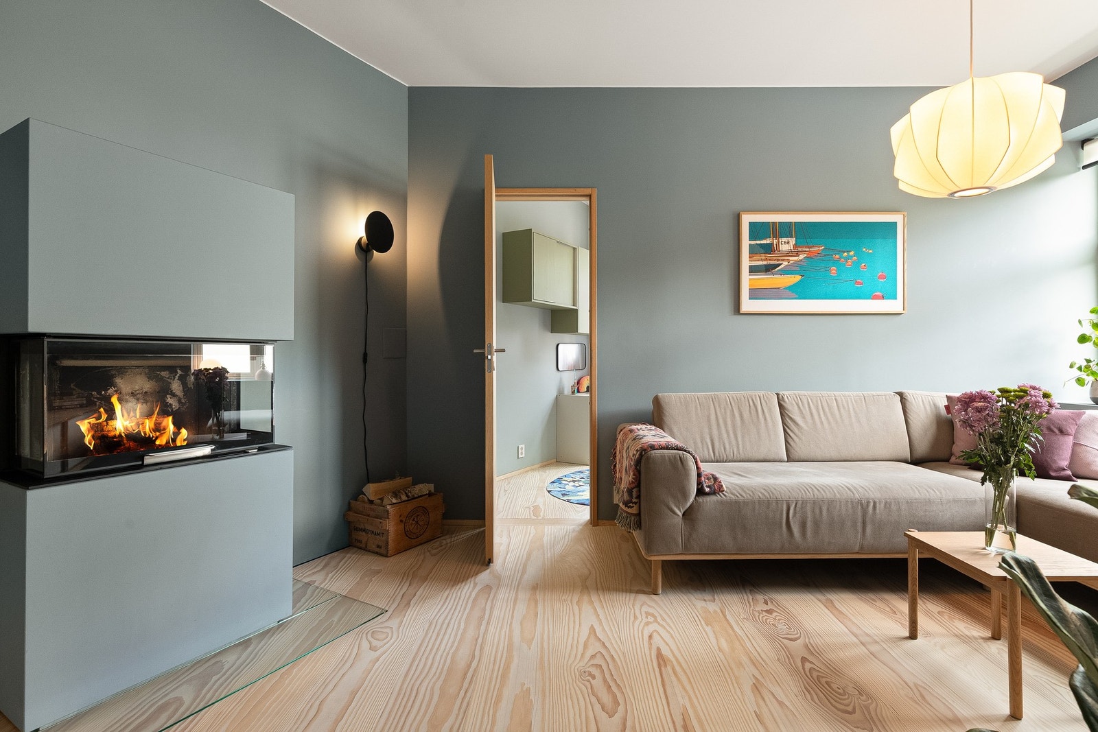 Lys og innbydende stue med god takhøyde, store vindusflater og elegant peis fra Nordpeis. Galleribilde