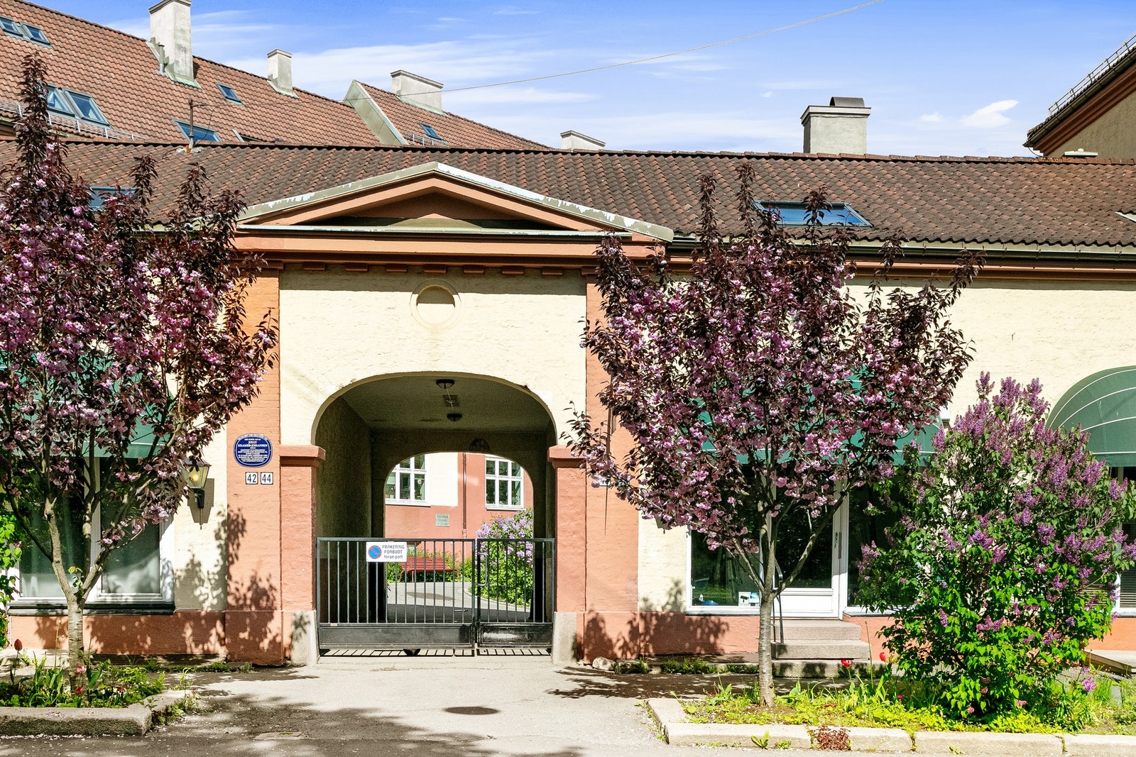 Klassisk bygård med attraktiv beliggenhet i etablert og populært boligområde. Galleribilde