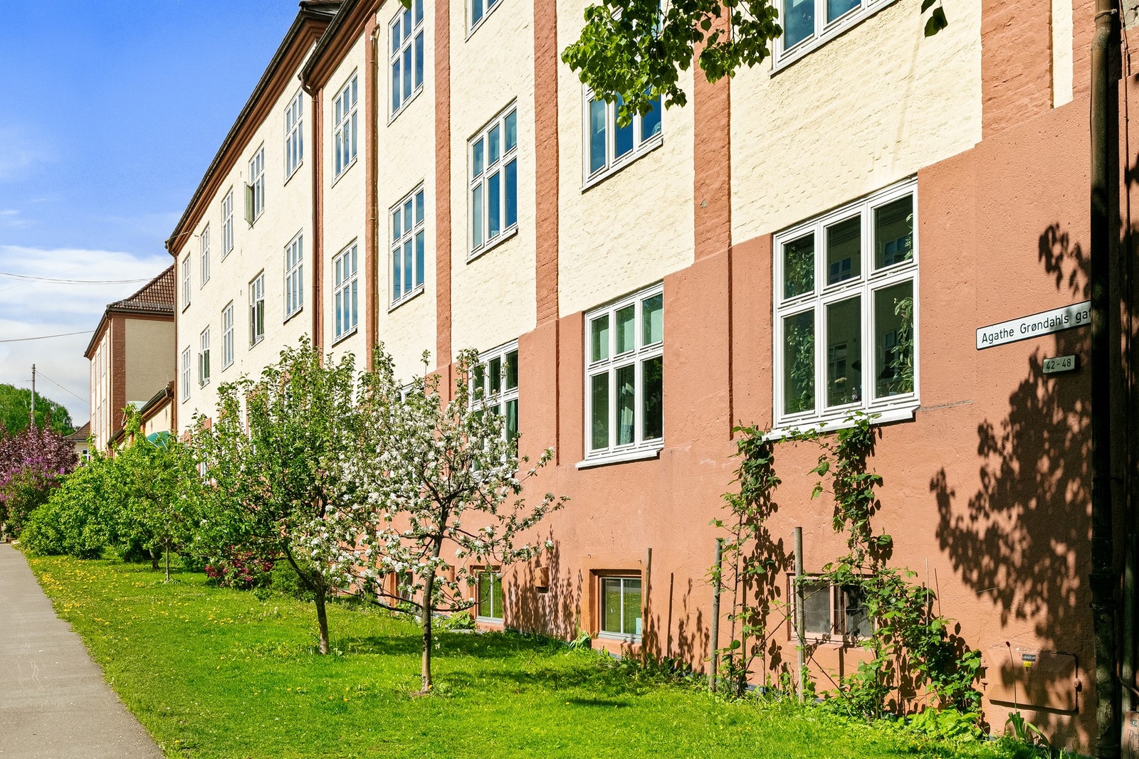Bygget er oppført i 1924 og har tidstypiske kvaliteter og klassisk bygårdspreg. Galleribilde