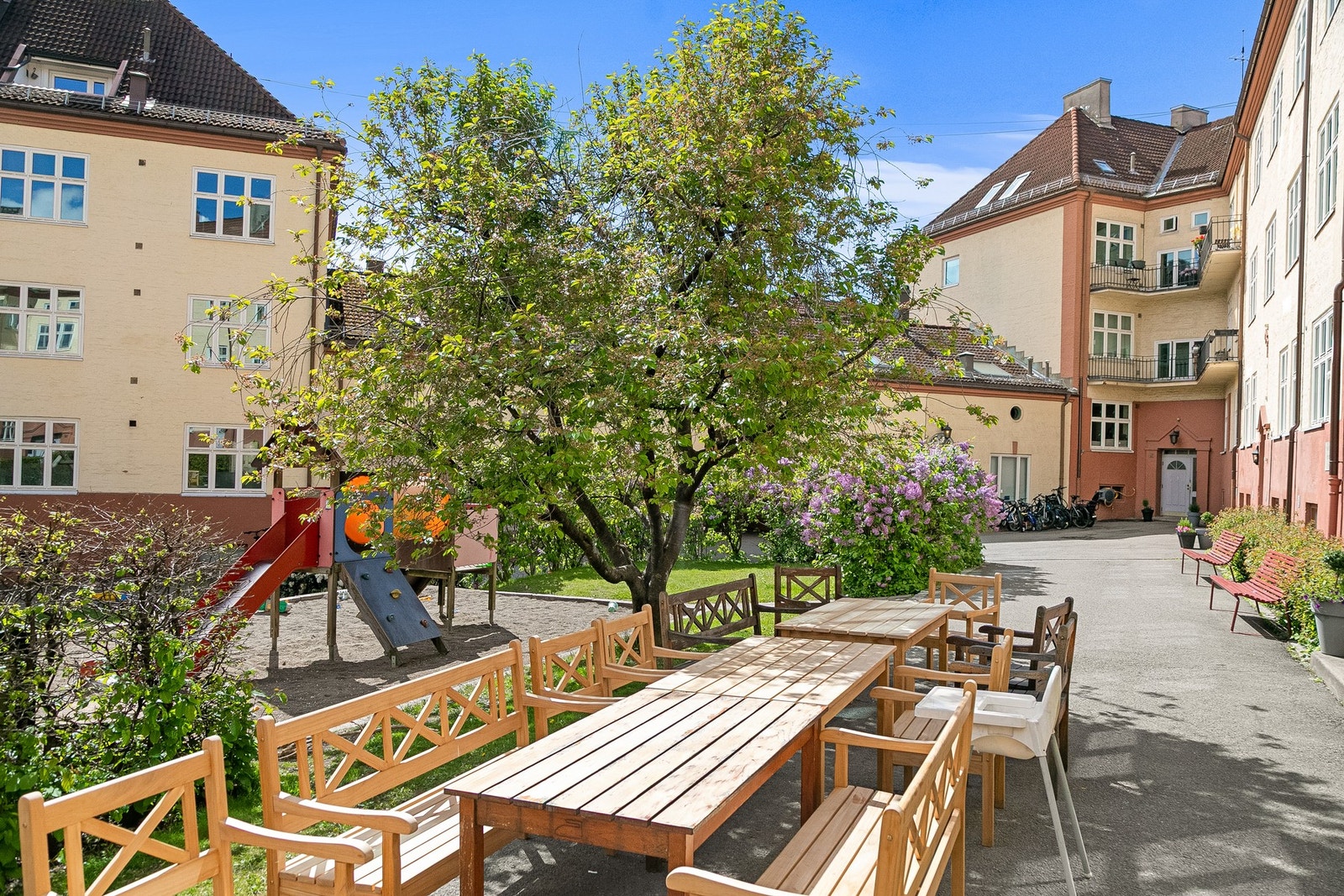Hyggelig bakgård med gode solforhold. Galleribilde