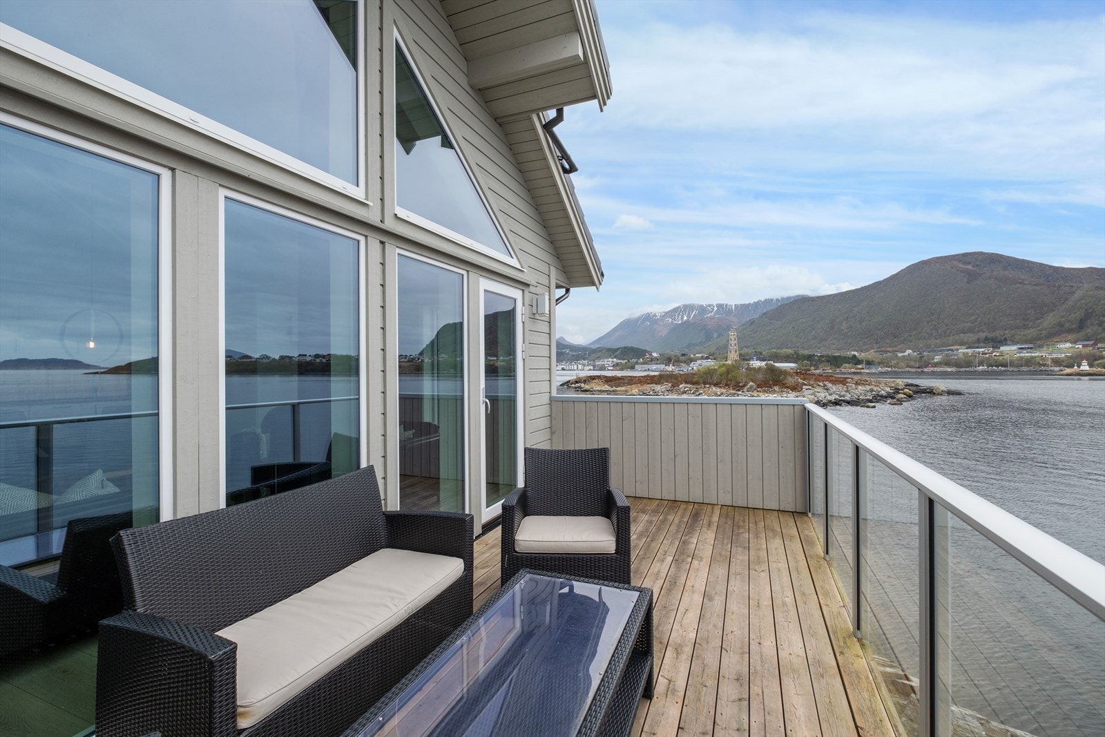 Terrassen har rekkverk i glass som sikrer utsyn mot fjorden. Galleribilde