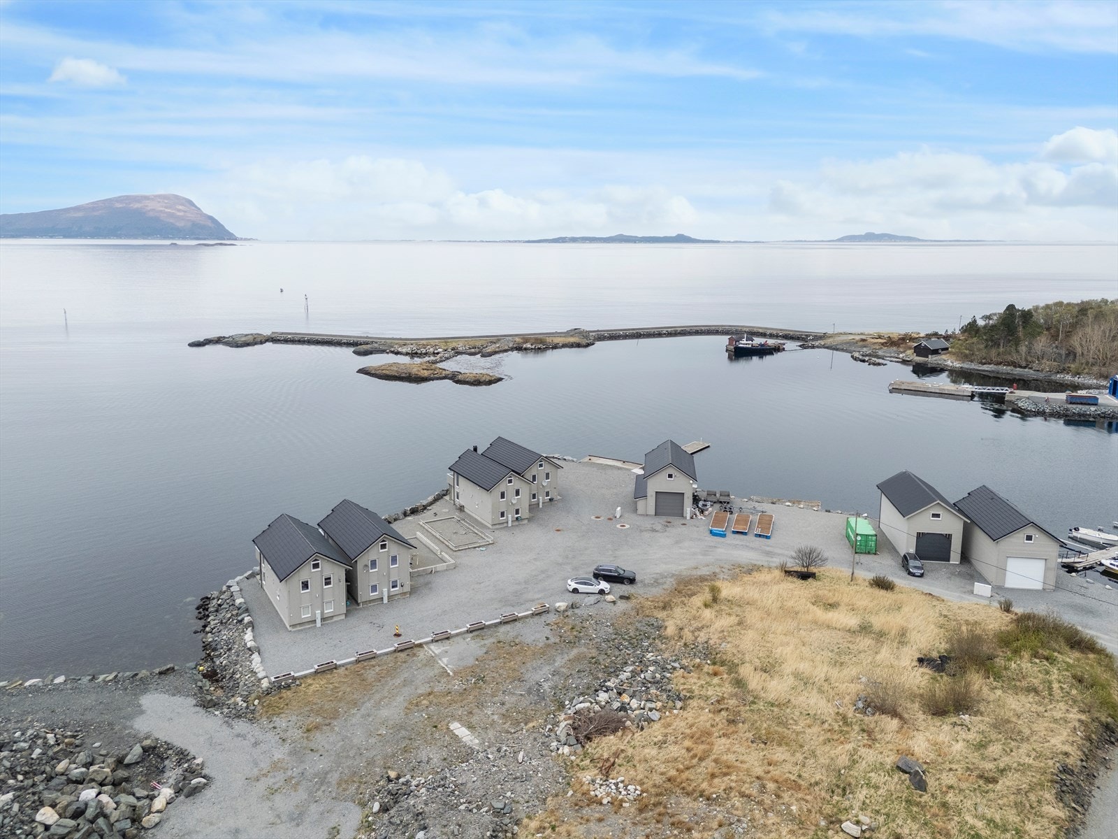 Husene er plassert rett veg sjøen med gode solforhold. Galleribilde