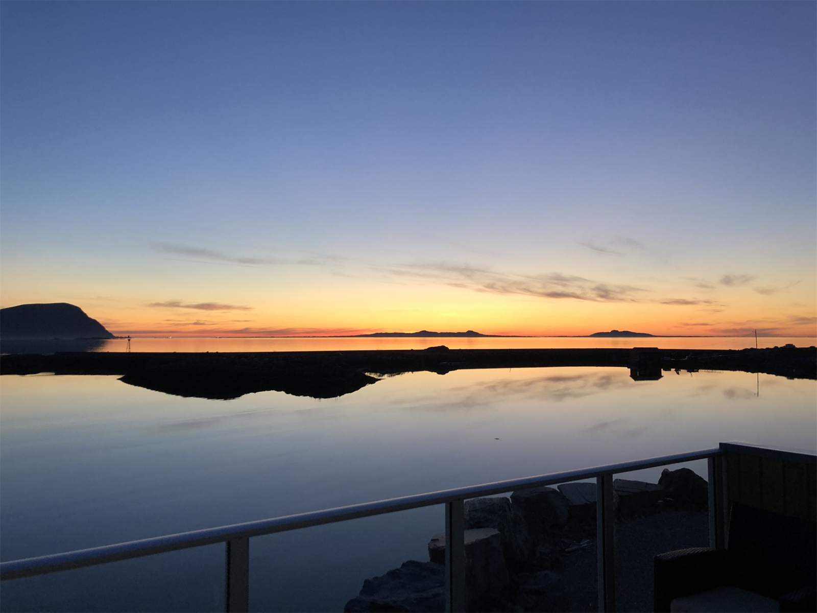Selgers bilde. Sjøutsikten gir vakre solnedganger fra det tilknyttede uteområdet. Galleribilde