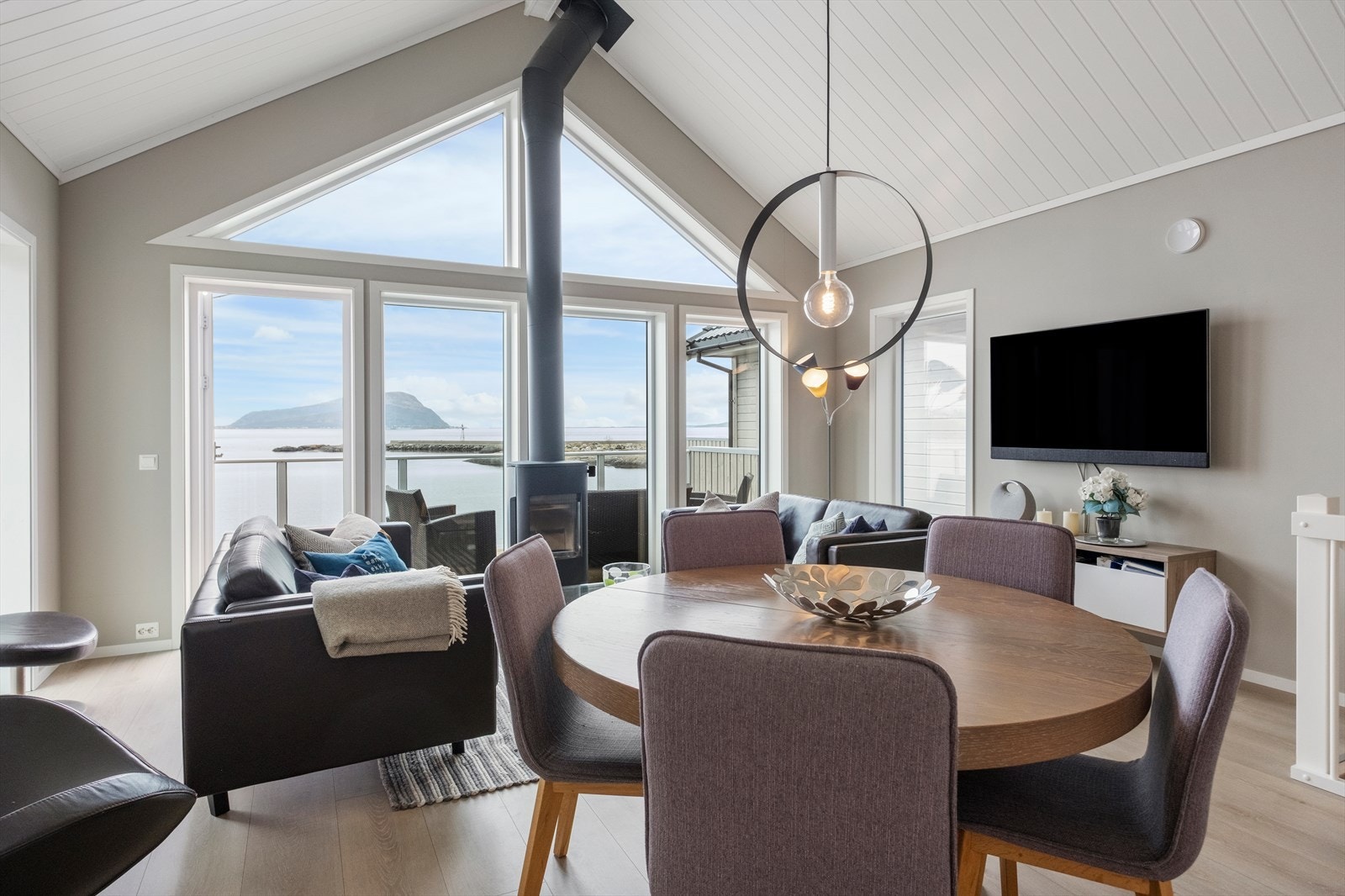 Stuen har store vindusflater helt til taket som slipper inn naturlig lys. Galleribilde
