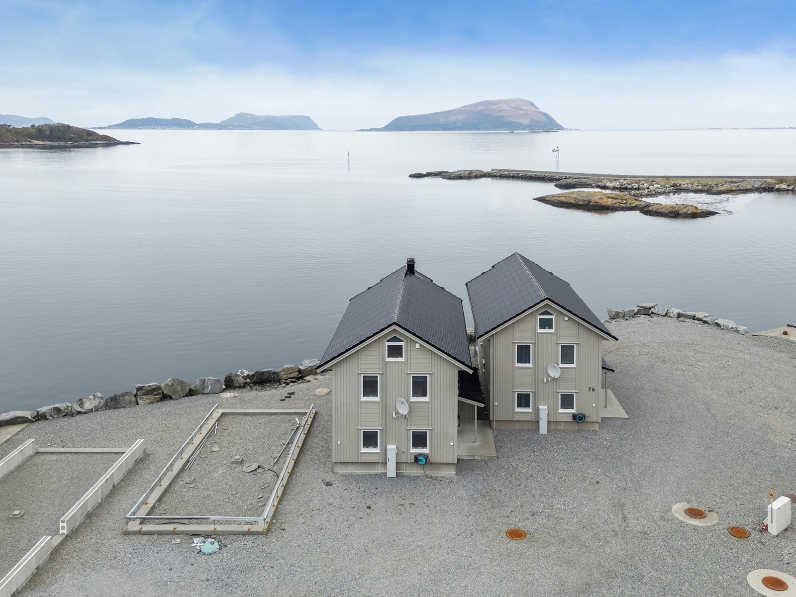 Bygningene har moderne utforming og ligger i maritime omgivelser. Galleribilde