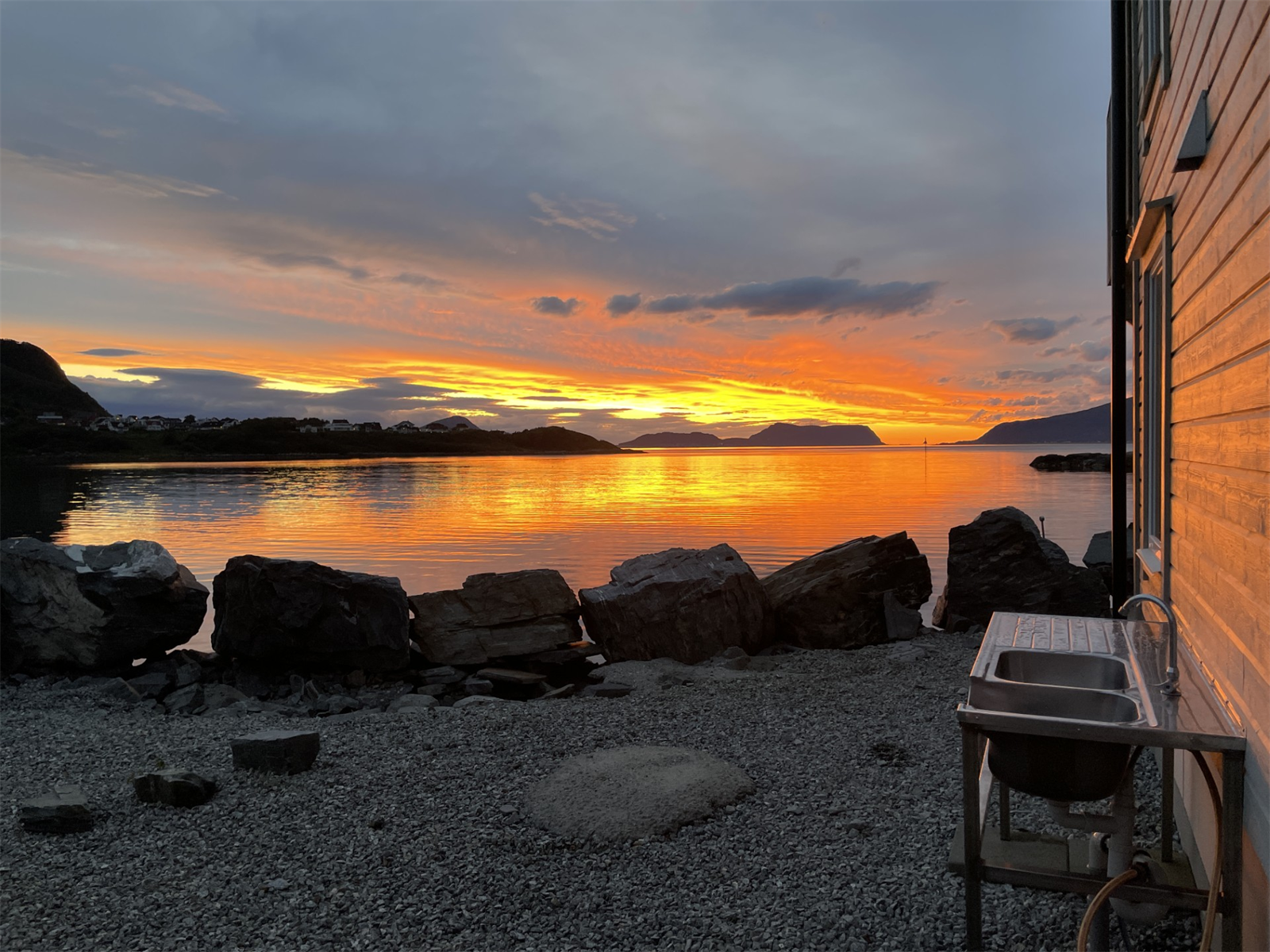 Det er enkel tilgang til sjøen direkte fra eiendommen, som gir muligheter for båtliv og bading. Galleribilde