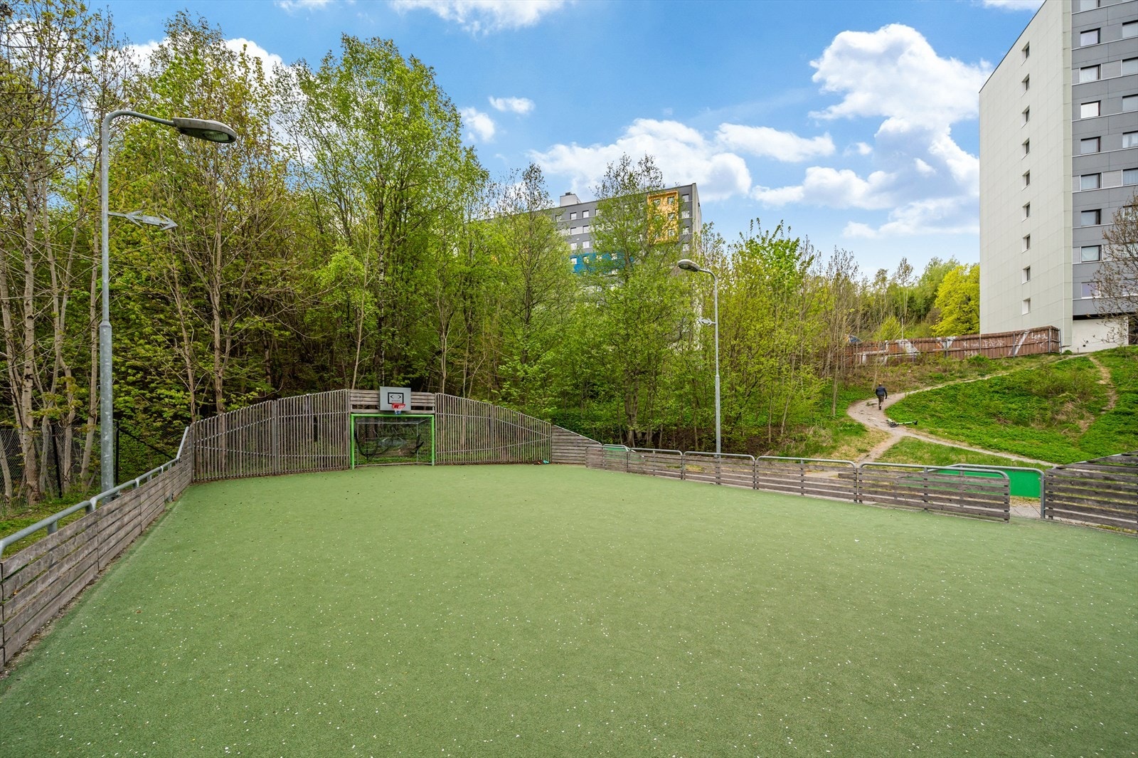 Umiddelbar nærhet til fotballbinge. Galleribilde