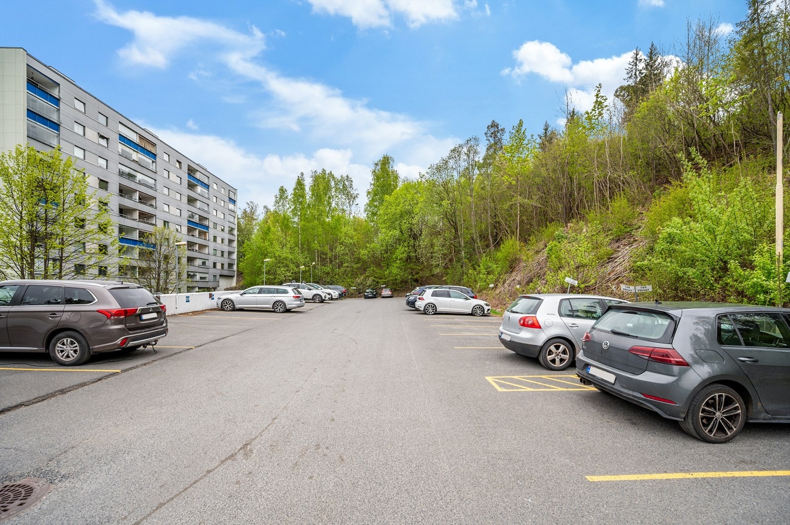 I tillegg til caport medfølger det biloppstillingsplass. Galleribilde