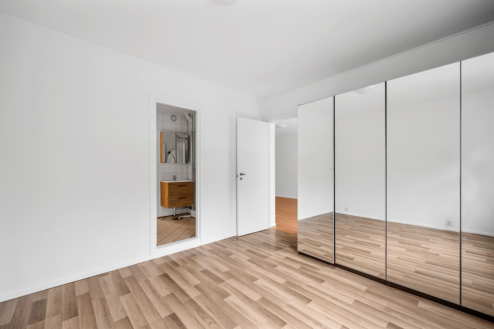 Direkte adkomst til badet fra hovedsoverommet. Galleribilde