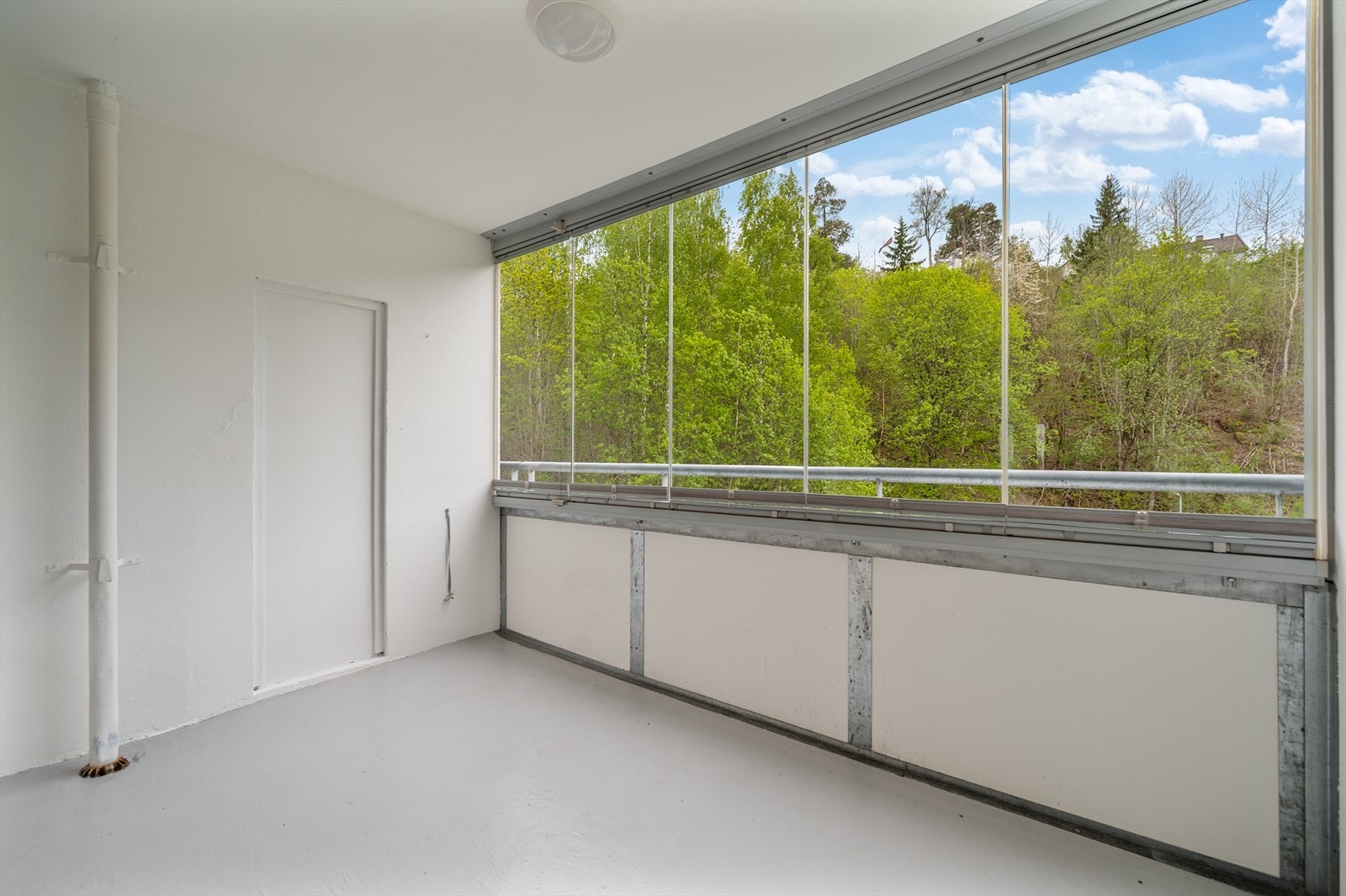Skjermet med god plass til utemøbler. Galleribilde