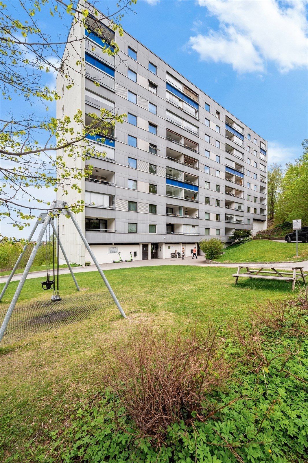 Fredbos vei 74 ligger i et veletablert boligområde på Hagaløkka/Borgen, kun en kort gåtur fra Asker sentrum. Galleribilde