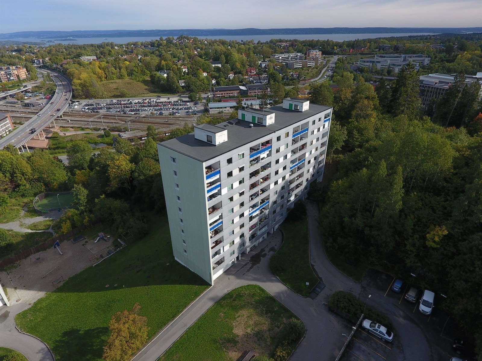 Beliggenheten gir umiddelbar nærhet til både skoler og barnehager. Galleribilde