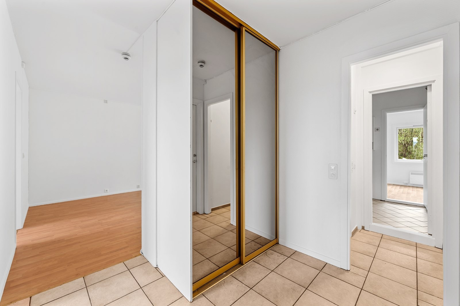 Entré med skyvedørsgarderobe. Galleribilde
