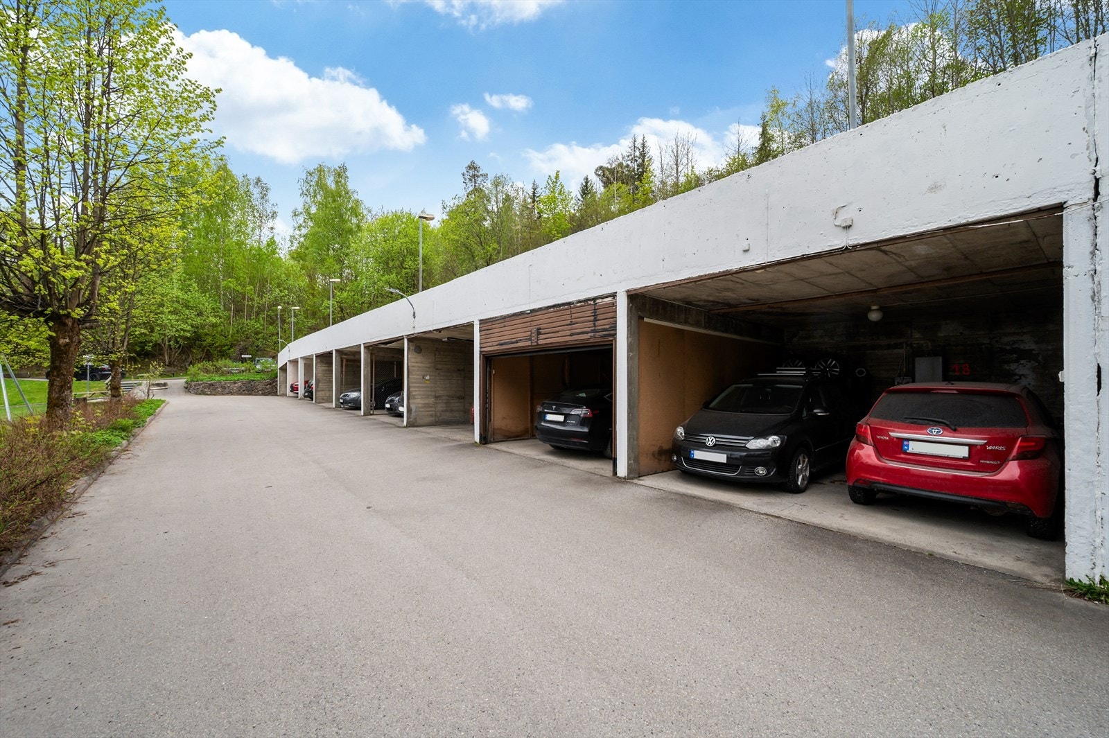 Det medfølger en parkeringsplass i felles carport. Galleribilde