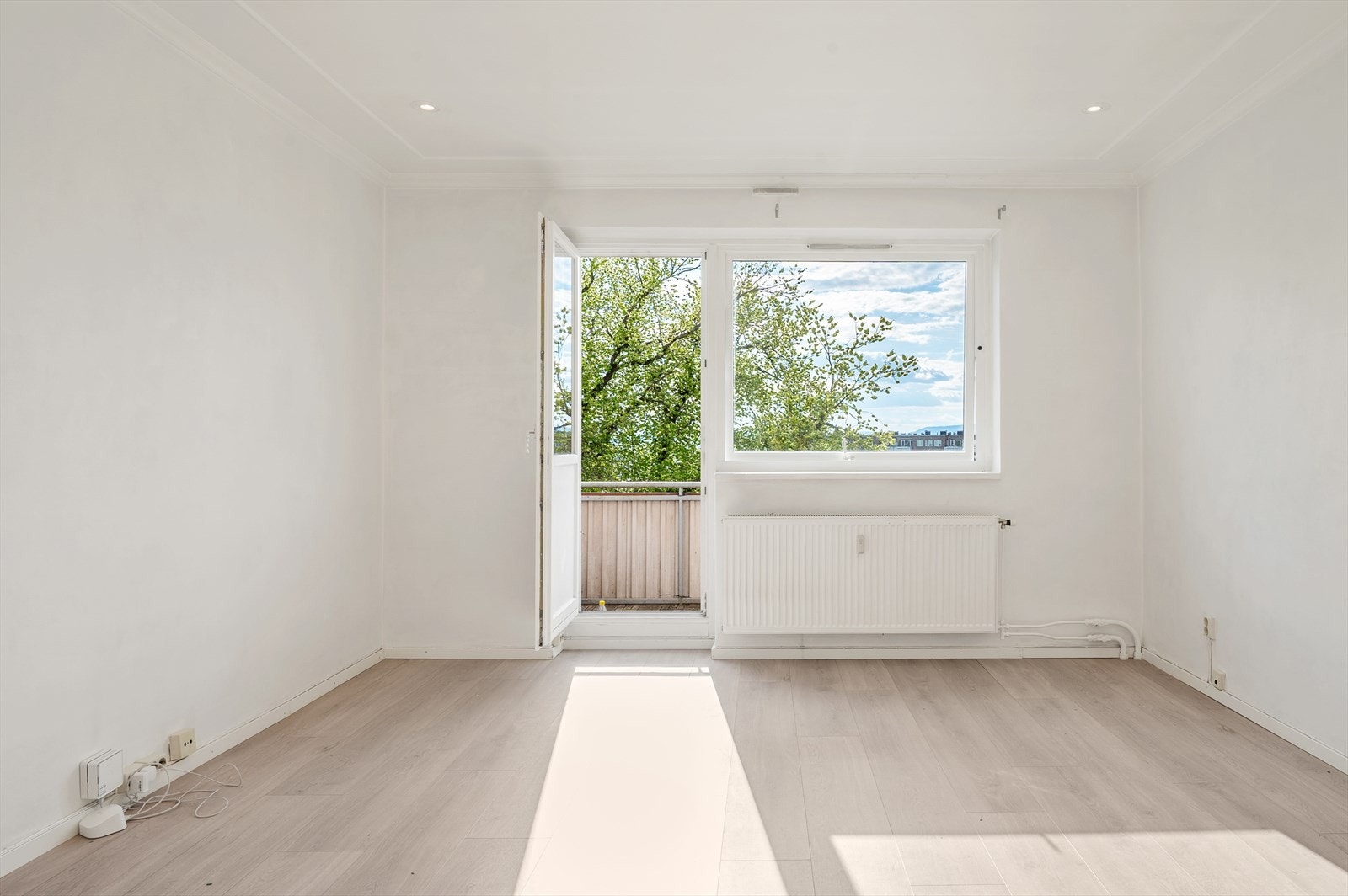 Romslig stue med direkte adkomst til balkong Galleribilde