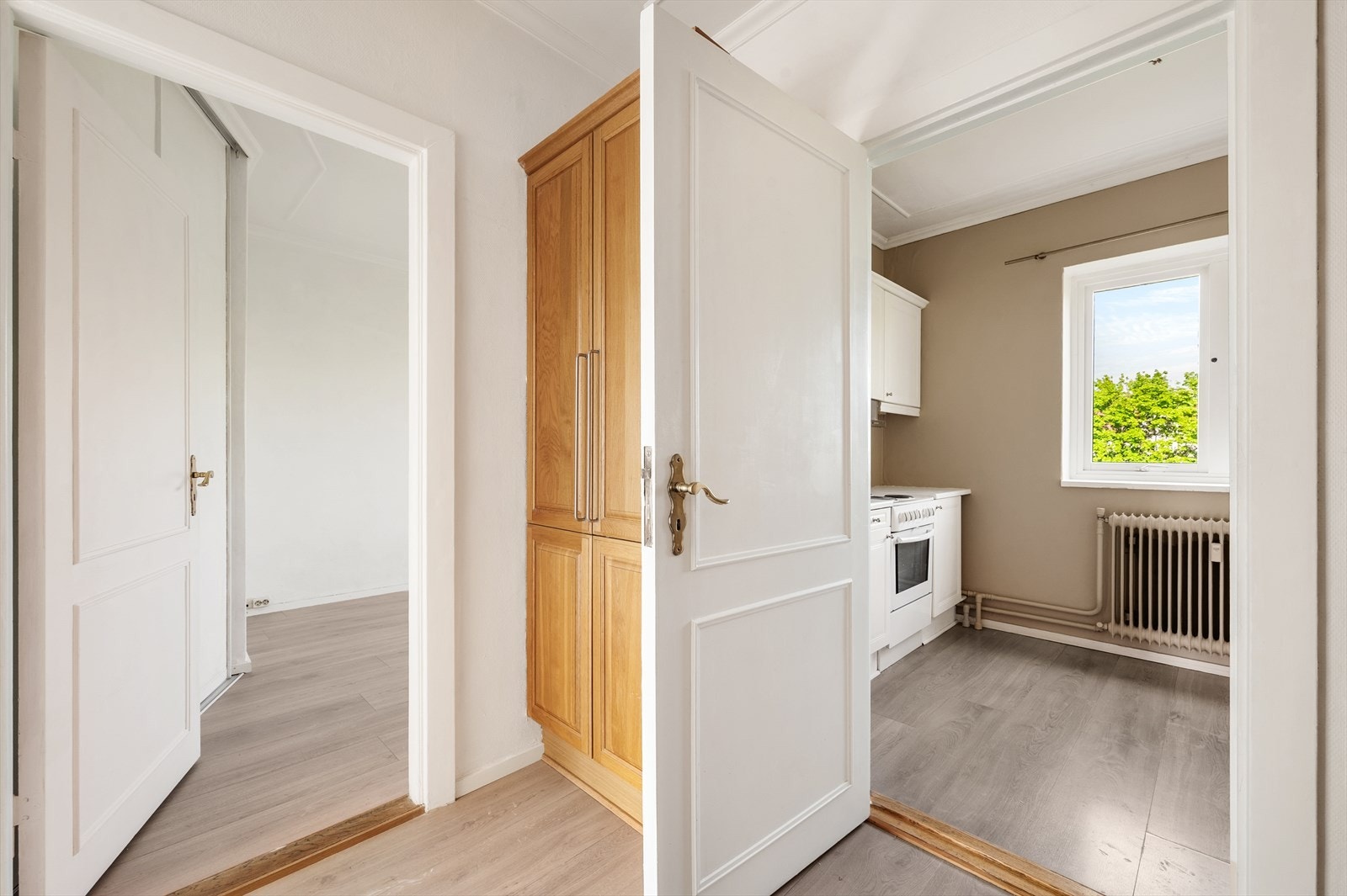 Fra entréen er det adkomst til boligens øvrige rom Galleribilde