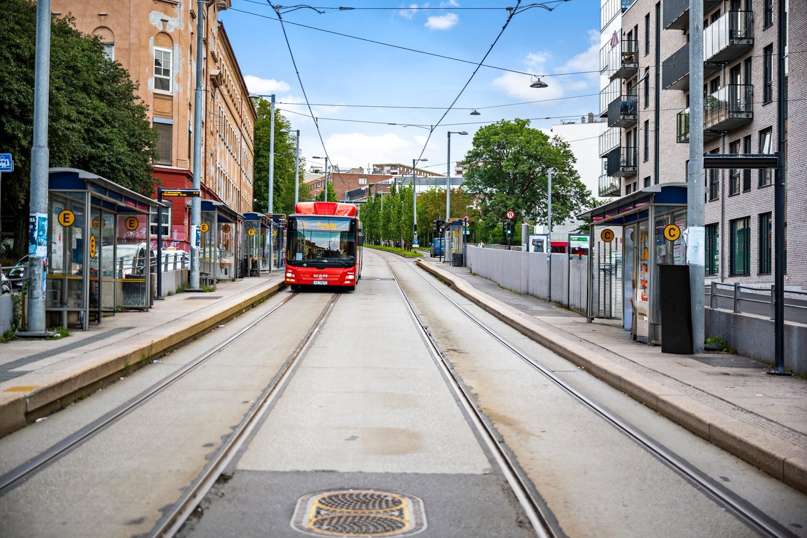 Kort vei til busser, trikk, T-bane og flybuss. Nærmeste holdeplass for trikk og buss er Rosenhoff og ligger snaue 5 min unna. Galleribilde