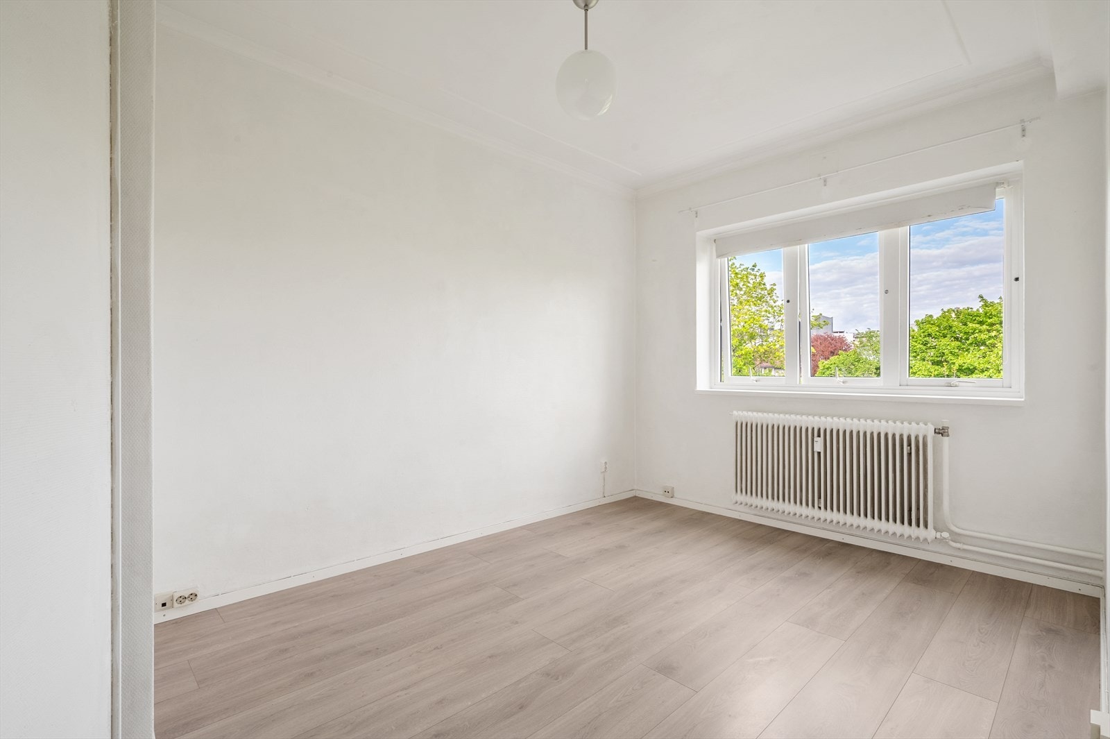 Romslig og innbydende soverom Galleribilde