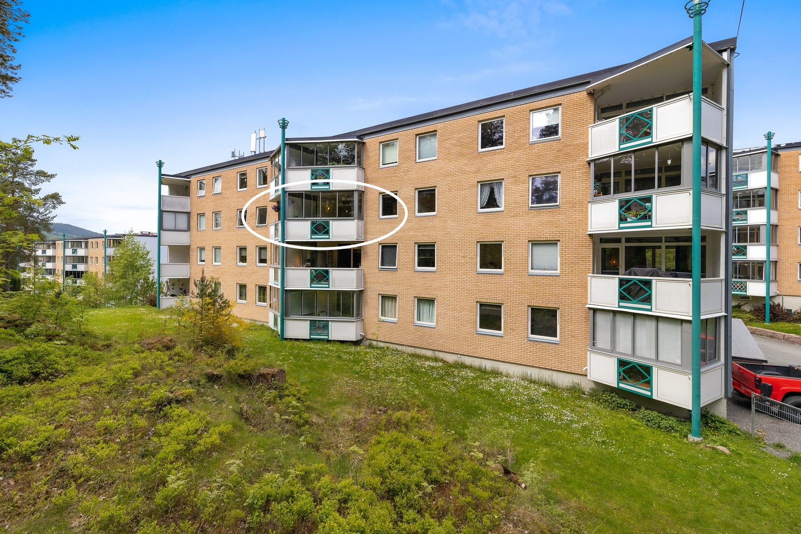 Leiligheten har god internbeliggenhet med utsikt over grøntområder Galleribilde