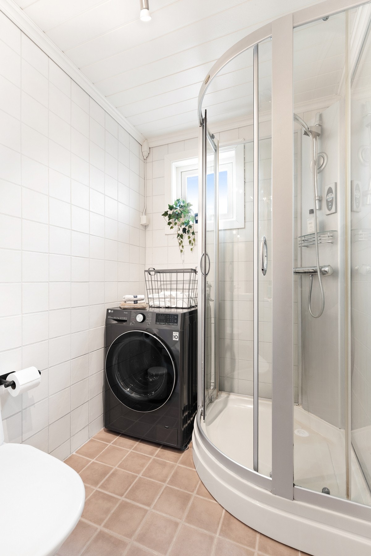 Vindu slipper inn godt med naturlig lys, og badet har fin plass til både dusjkabinett og vaskemaskin. Galleribilde
