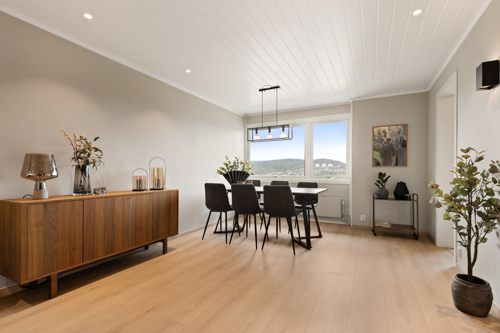 Stuen har god plass til spisebord med nydelig utsikt over byen! Galleribilde