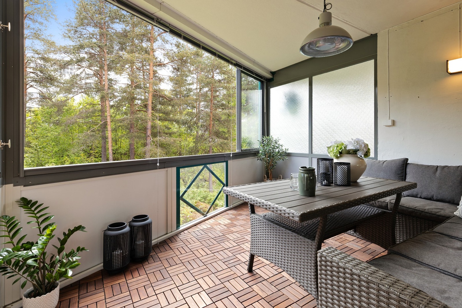 Leiligheten disponerer en stor innglasset balkong på 11 m2 med utsikt mot rolige omgivelser Galleribilde