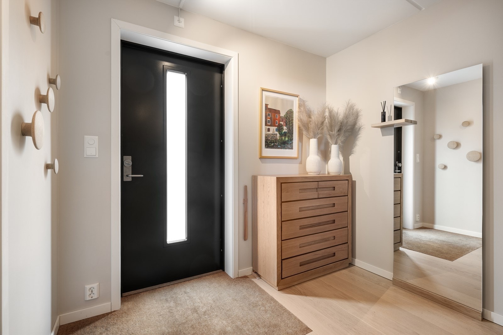 Innbydende entré med god plass til yttertøy og sko. Galleribilde