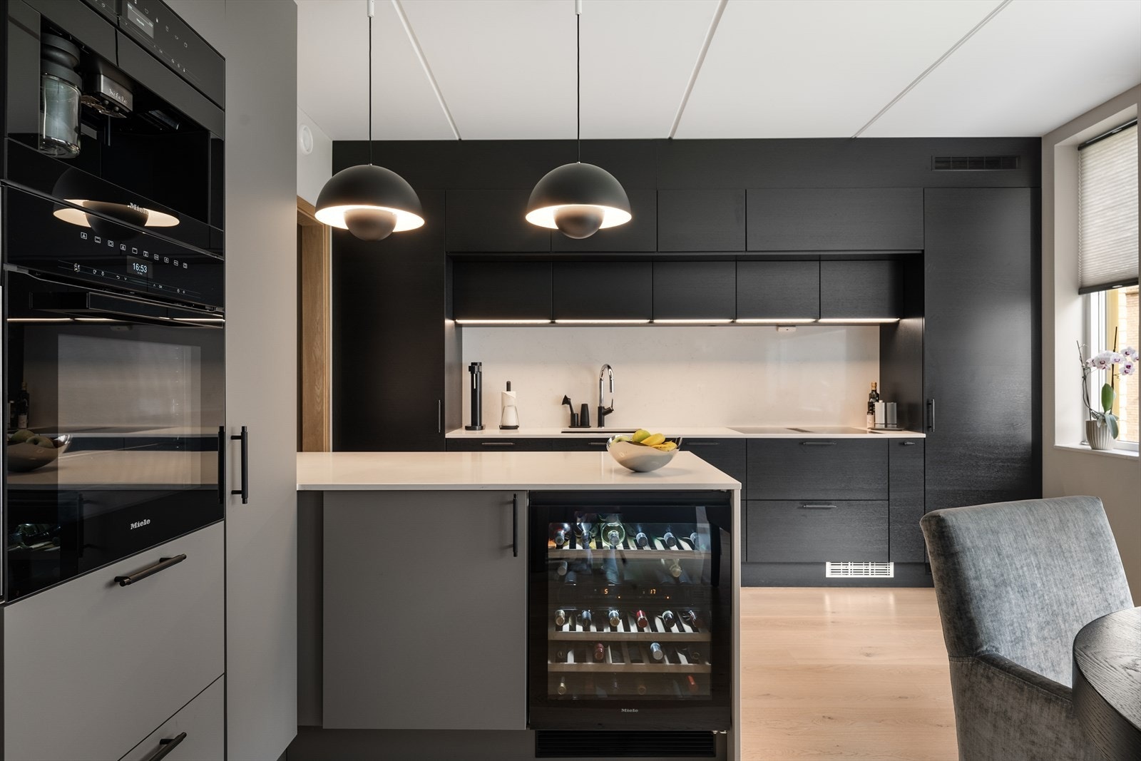 Leiligheten fra 2021 har en gjennomgående høy standard, med et påkostet HTH-kjøkken utstyrt med integrerte hvitevarer fra Miele. Galleribilde