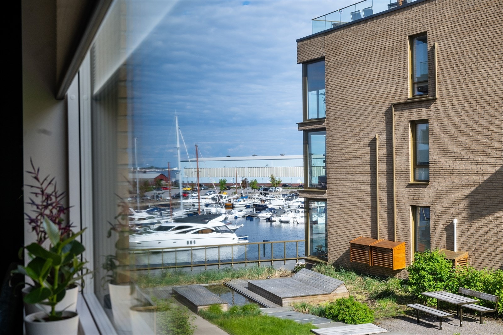 Fra stuevinduet ser man rett ut på småbåthavnen. Galleribilde