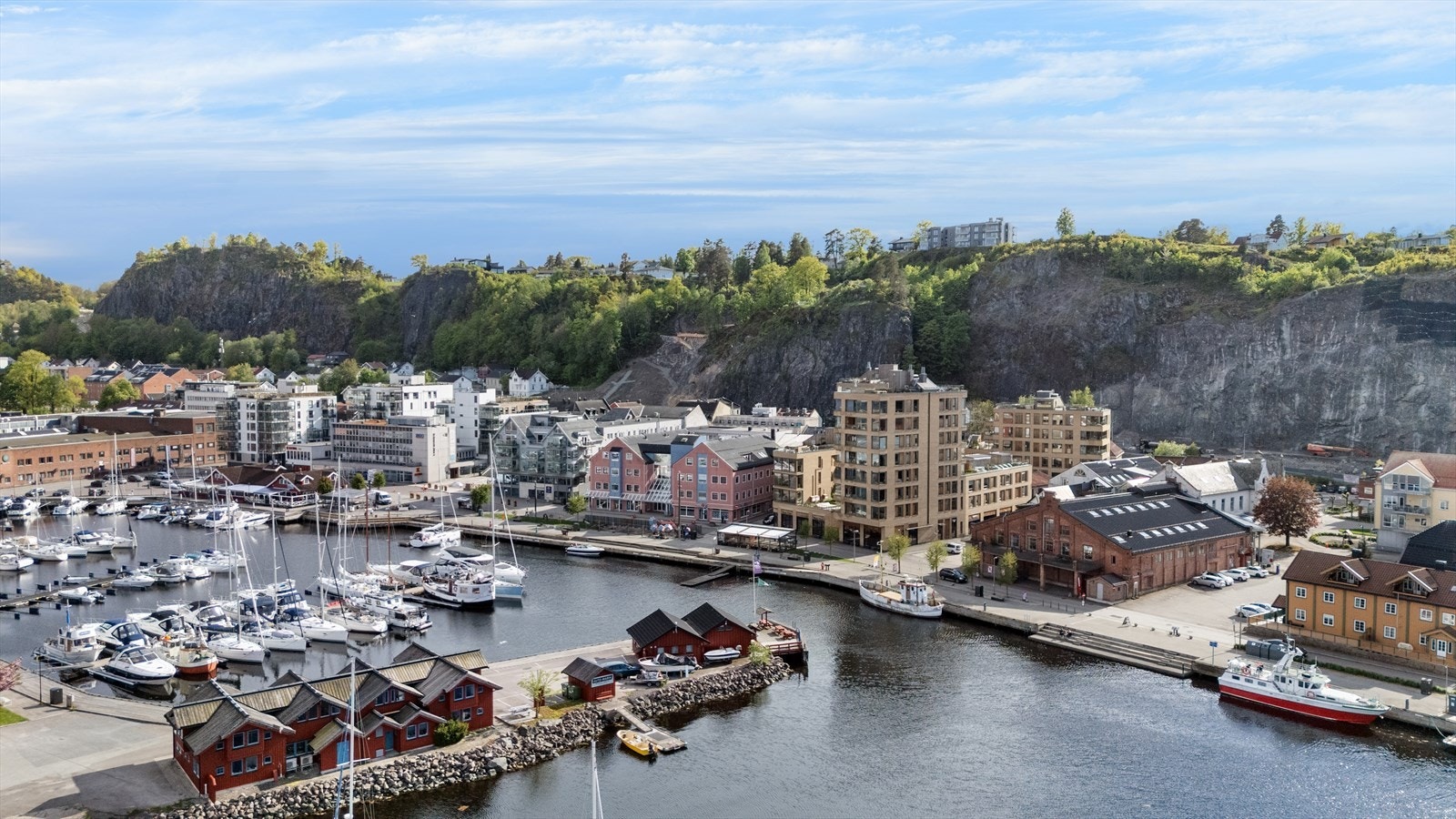 Fra leiligheten er det utsikt over hele havnebassenget i Holmestrand. Galleribilde