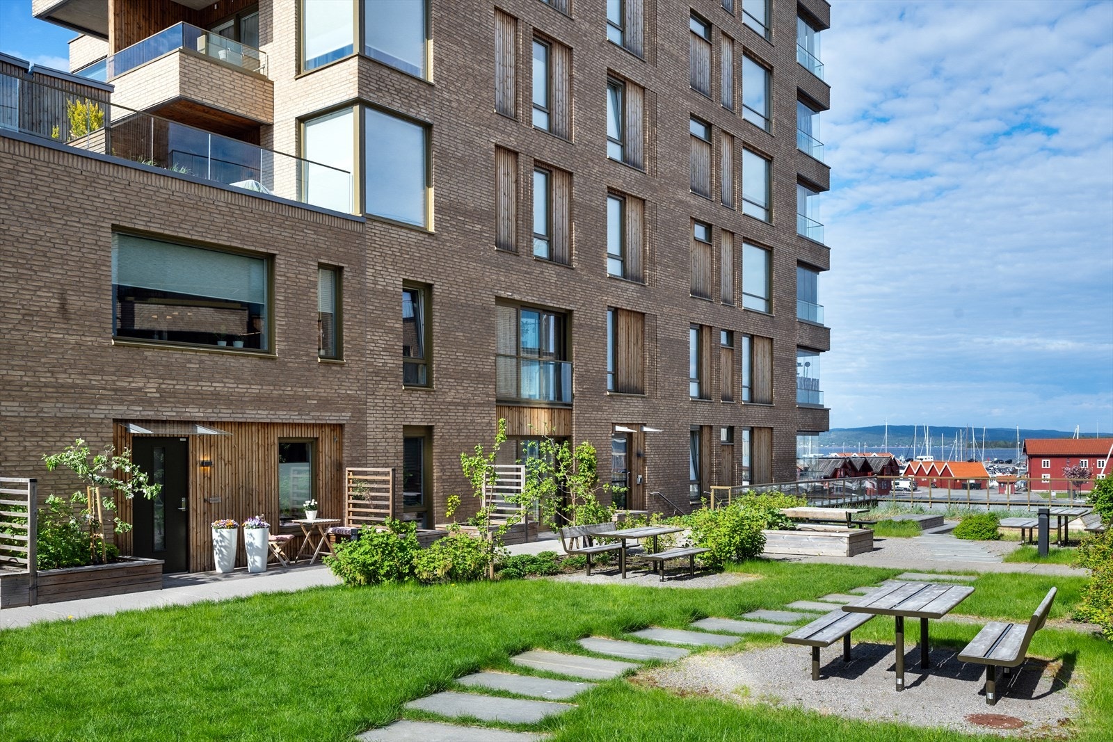 Bygget fra 2021 har en moderne fasade forblendet med teglstein. Galleribilde